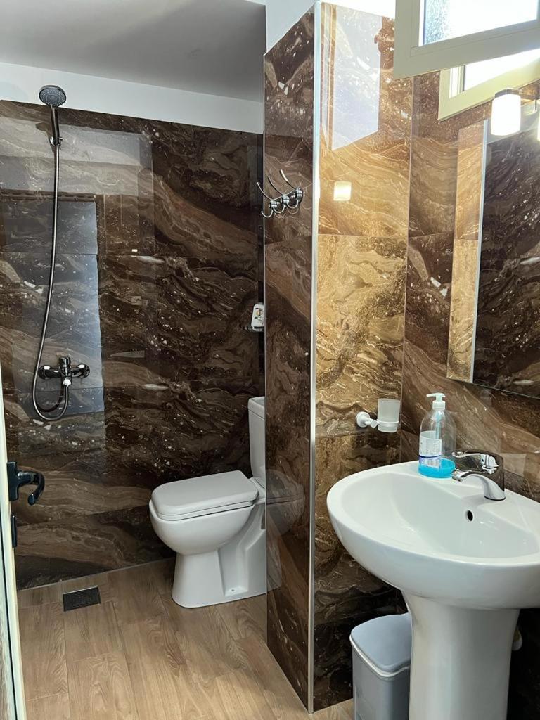 Hotel Vila Flowers Vlorë Екстериор снимка